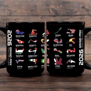 Peut inclure: Mug en c&eacute;ramique noire avec le calendrier du Grand Prix de Formule 1 2026. Le mug affiche les lieux des courses avec des drapeaux et des trac&eacute;s de circuits. Le texte comprend "2026 Grand Prix Formula One Calendar" et les noms des villes.
