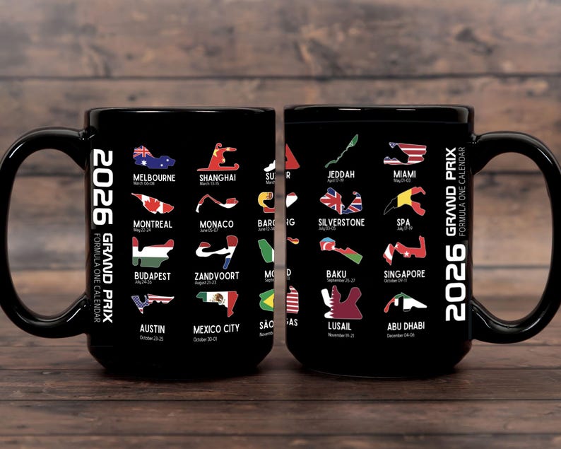 Peut inclure: Mug en c&eacute;ramique noire avec le calendrier du Grand Prix de Formule 1 2026. Le mug affiche les lieux des courses avec des drapeaux et des trac&eacute;s de circuits. Le texte comprend "2026 Grand Prix Formula One Calendar" et les noms des villes.