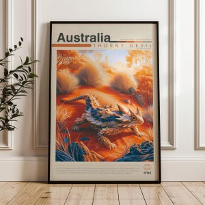 Op de afbeelding: Een ingelijste verticale poster getiteld Australia Thorny Devil met een gedetailleerde illustratie van een stekelige hagedis in een woestijnlandschap met oranje en rode tinten. De tekst bevat geografische coördinaten en een veldnotitie onderaan.