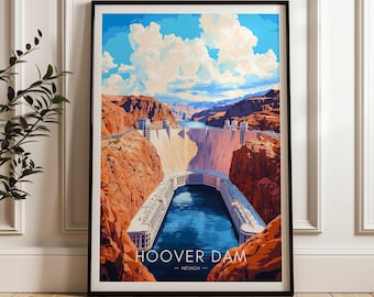 Può includere: Una stampa artistica verticale incorniciata che raffigura la diga di Hoover in Nevada, con una grande struttura in cemento incastonata tra pareti di canyon color arancio-marrone, un bacino blu profondo e un cielo azzurro con nuvole bianche.