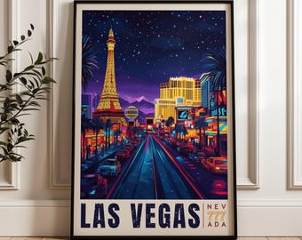 Può includere: Un poster verticale con un'illustrazione notturna stilizzata della Las Vegas Strip, che include la replica della Torre Eiffel, palme e luci della città. Il testo in basso riporta LAS VEGAS NEVADA con il numero 777 in oro.
