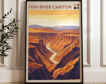 Può includere: Un poster verticale incorniciato con un'illustrazione stilizzata del Fish River Canyon in Namibia. L'opera presenta toni arancione intenso, viola e giallo, raffigurando un fiume tortuoso tra scogliere rocciose sotto un cielo.