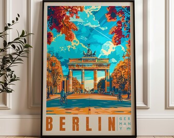 Può includere: Una stampa artistica verticale incorniciata raffigurante la Porta di Brandeburgo a Berlino, in Germania. L'illustrazione utilizza una vivace tavolozza di arancione, giallo e blu, raffigurante ciclisti su una strada sotto un cielo luminoso. Il testo BERLIN GERMANY si trova in basso.