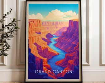 Può includere: Una stampa artistica incorniciata con una vivace illustrazione del Grand Canyon in Arizona. L'opera mostra formazioni rocciose stratificate arancioni e viola con un fiume blu serpeggiante sotto un cielo con nuvole bianche.
