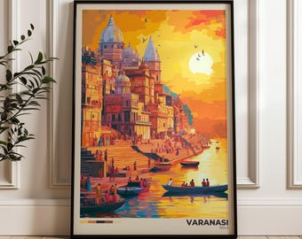 Può includere: Una stampa artistica incorniciata che raffigura i ghat di Varanasi, in India, al tramonto. La scena presenta un'architettura dai toni dorati, gradini in pietra che portano all'acqua e diverse barche sul fiume. Il testo 'VARANASI INDIA' è stampato nell'angolo.