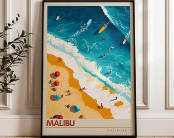 Può includere: Una stampa artistica verticale incorniciata che mostra una vista aerea di una spiaggia con sabbia dorata, onde blu e surfisti su tavole colorate. Diversi ombrelloni rossi e blu sono sparsi sulla sabbia. Il testo MALIBU CALIFORNIA è in basso.