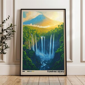 Puede incluir: Una lámina de arte mural vertical enmarcada que representa la cascada Tumpak Sewu en Java Oriental. La ilustración muestra un gran pico montañoso bajo un cielo dorado, rodeado de un exuberante bosque verde y múltiples cascadas que fluyen hacia un río.