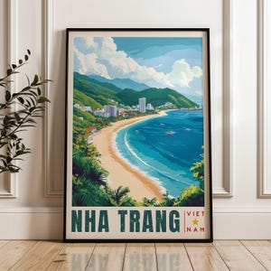 Op de afbeelding: Een ingelijste reisposter met een kustlandschap van Nha Trang, Vietnam. De illustratie toont een zandstrand, turquoise oceaan, groene bergen en witte gebouwen onder een blauwe lucht met wolken. De tekst luidt NHA TRANG VIET NAM.