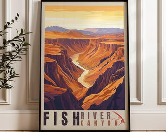Può includere: Una stampa d'arte verticale incorniciata che presenta un'illustrazione stilizzata del Fish River Canyon con formazioni rocciose arancioni e marroni, un fiume tortuoso e un cielo giallo pallido. Il testo FISH RIVER CANYON è stampato in nero.