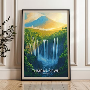 Peut inclure: Impression d'art encadrée représentant les chutes de Tumpak Sewu à Java Est. L'œuvre présente des cascades, un feuillage vert luxuriant et une montagne sous un ciel lumineux. L'impression est encadrée dans un cadre noir, avec le texte "Tumpak Sewu".