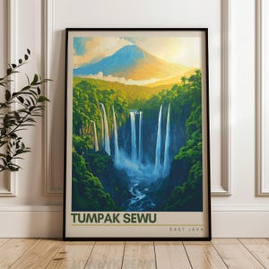 Puede incluir: Una lámina de arte mural vertical enmarcada que representa la cascada Tumpak Sewu en Java Oriental. La ilustración muestra múltiples cascadas rodeadas de exuberante vegetación, con un gran pico montañoso al fondo bajo un cielo suave.