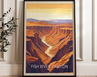 Può includere: Una stampa d'arte verticale incorniciata con un'illustrazione stilizzata del Fish River Canyon in Namibia. Il paesaggio mostra formazioni rocciose arancioni e viola profonde con un fiume tortuoso sotto un cielo giallo pallido. Testo FISH RIVER CANYON NAMIBIA.