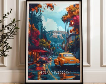 Può includere: Una stampa artistica incorniciata raffigurante una scena di strada a Hollywood, California, con un'auto d'epoca gialla in primo piano, un'auto rossa, alberi autunnali e la scritta Hollywood in lontananza sotto un cielo azzurro.