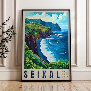 Op de afbeelding: Een ingelijste reisposter met een levendige illustratie van de kustlijn van Seixal op Madeira, Portugal. Het kunstwerk toont steile groene kliffen, terrasvormige heuvels, een kronkelende weg en diepblauwe oceaangolven. De tekst SEIXAL MADEIRA staat onderaan.
