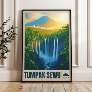 Op de afbeelding: Een verticale rechthoekige wandkunstprint met een landschapsillustratie van de Tumpak Sewu-waterval op Java. De scène toont meerdere watervallen omringd door weelderig groen bos met een grote bergtop onder een gouden lucht.