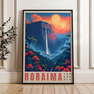 Può includere: Una stampa d'arte verticale incorniciata che raffigura un vivace paesaggio del Monte Roraima in Venezuela. La scena mostra un'imponente scogliera con una cascata, una lussureggiante vegetazione tropicale, fiori rossi e un cielo al tramonto con il testo RORAIMA VENEZUELA.