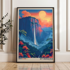 Può includere: Una stampa d'arte verticale incorniciata che raffigura il Monte Roraima in Venezuela al tramonto. L'illustrazione mostra una montagna dalla cima piatta con una cascata, vegetazione tropicale e fiori rossi. Testo: MT RORAIMA VENEZUELA.