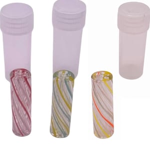 Puede incluir: Tres viales de vidrio con tapas blancas. Los viales tienen bases de vidrio coloridas y arremolinadas en rosa, amarillo y naranja. Los viales son cilíndricos y parecen estar vacíos. El fondo es blanco.