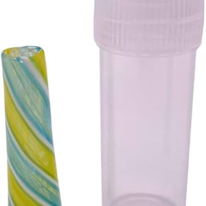 Könnte beinhalten: Eine transparente Plastikflasche mit weißem Deckel neben einem Glasstrohhalm. Der Strohhalm hat ein spiralförmiges Design aus gelben, blauen und weißen Streifen. Die Flasche ist zylindrisch und leer.