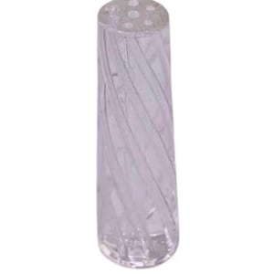 Puede incluir: Tapón de botella de vidrio transparente con diseño en espiral. La parte superior tiene varios agujeros pequeños. El tapón es cilíndrico y está hecho de vidrio transparente.