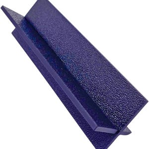Peut inclure: Un protecteur d'angle bleu foncé texturé. Le protecteur est fait d'un matériau rigide et est conçu pour protéger les coins des dommages. La conception présente une forme d'angle droit, avec une surface légèrement texturée.