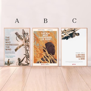 Puede incluir: Tres carteles enmarcados con el título "The Boy Who Harnessed the Wind". Los carteles presentan imágenes de un joven, un molino de viento y trigo. Los carteles están en marcos de madera y se muestran sobre un fondo blanco.