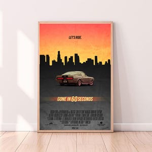 Puede incluir: Un póster enmarcado de la película "60 segundos" con un coche clásico frente a un horizonte urbano. El póster tiene una paleta de colores cálidos con el texto "Let's Ride" y "Gone in 60 Seconds".