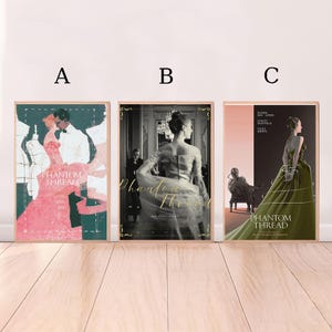 Può includere: Sono esposti tre poster cinematografici incorniciati di "Il filo nascosto". I poster presentano immagini di attori e attrici in costumi d'epoca. I poster sono in cornici di legno e sono esposti su una parete di colore chiaro.