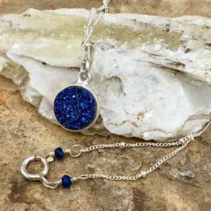 Pendentif bleu Druzy avec Sterling Silver Satellite Chain