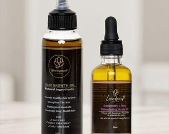 Op de afbeelding: Twee doorzichtige plastic flessen met goudkleurige haarolie. De linkerfles heeft een puntige applicator dop en een etiket met LifewitqueenP Hair Growth Oil. De rechterfles heeft een zwarte druppeldop en een etiket met Rosemary + Mint Stimulating Scalp Oil.