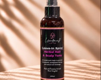 Könnte beinhalten: Eine dunkel bernsteinfarbene Kunststoff-Sprühflasche mit 150ml Haarpflegeprodukt. Das schwarze Etikett trägt den Text Lifewitqueenp Hair Care, Leave-In Spray, Herbal Hair & Scalp Tonic und listet Inhaltsstoffe wie Rosmarin, Ackerschachtelhalm, Neem und Bockshornklee auf.