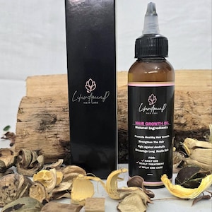 以下が含まれることがあります： 黒いスポイトキャップ付きの茶色のアンバープラスチック製ヘアグロースオイルボトルと、お揃いの黒い長方形の箱。ラベルには「Lifewitqueen Hair Care」、「Hair Growth Oil」、「Natural Ingredients」というテキストと、毎日の使用や頭皮ケアなどの利点が記載されています。