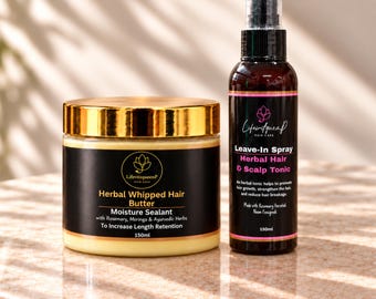 Könnte beinhalten: Ein 150ml Tiegel Herbal Whipped Hair Butter mit goldenem Deckel und eine 150ml Sprühflasche Leave-In Spray Herbal Hair & Scalp Tonic. Beide schwarzen Behälter zeigen das LifevitiqueP-Logo und Text zu Inhaltsstoffen wie Rosmarin, Moringa und Bockshornklee.