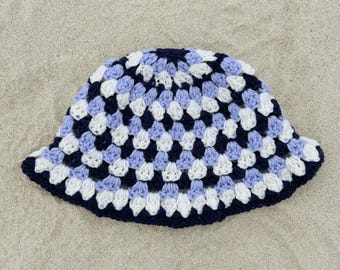 Gorro de pescador de punto abuela morado y blanco tejido a crochet
