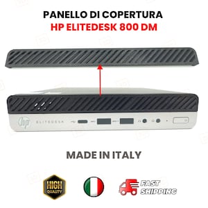 Può includere: Un computer HP Elitedesk 800 DM nero con una copertura abbinata. Il computer ha un pannello frontale argentato con porte e il logo HP. Il testo "MADE IN ITALY" è sotto.
