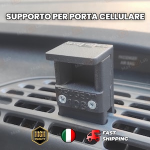 Könnte beinhalten: Ein schwarzer, 3D-gedruckter Telefonhalter für das Armaturenbrett eines Autos. Der Halter ist mit "PEUGEOT 108" beschriftet und mit zwei Schrauben befestigt. Der Text "SUPPORT PER PORTA CELLULARE" ist ebenfalls sichtbar.
