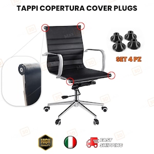 Op de afbeelding: Zwarte bureaustoel met een chromen onderstel en armleuningen. De stoel heeft een zwarte zitting en rugleuning met horizontale stiksels. De afbeelding toont ook een set van vier zwarte afdekpluggen en de tekst "SET 4 PZ".