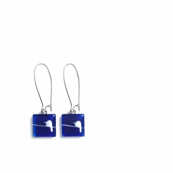 Boucles d'oreilles bleu | oiseaux sur fil | bleu et blanc | verre peint à la main par azurine