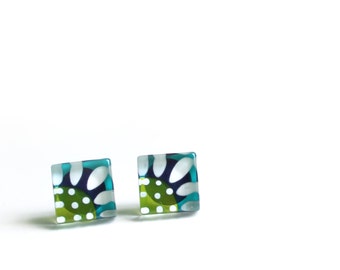 Green earring | daisy flower | post earrings | surgical steel | handpainted glass by azurine