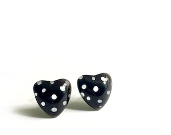 Pendientes de corazón pintados a mano, con postes de acero quirúrgico con lunares negros.