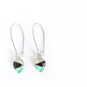 Orecchini pendenti con menta e nero | minimalista | postare orecchini |  vetro dipinto a mano di Attitude