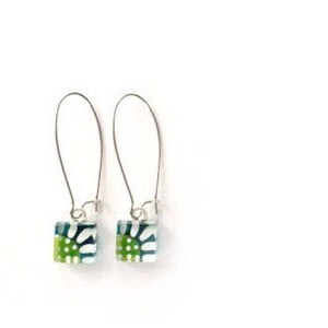 Boucles d'oreilles fleuries marguerite Aqua équilibreur verre peint bleu azur image 1