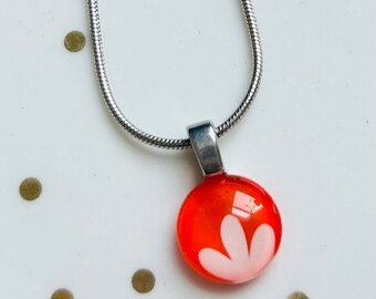 Mini pendentif rouge corail et rose pale | simple et minimaliste | chaîne acier inoxydable | verre peint à la main par azurine