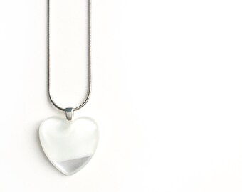 Pendantif coeur | blanc et argent | sur chaîne en acier inoxydable | verre peint à la main par azurine