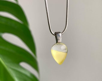 Collier jaune | chaîne en acier inoxydable verre peint à à la main par azurine