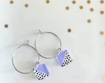 Boucles d'oreilles lilas | moderne minimaliste | anneau acier chirurgical | verre peint à la main par azurine | Fait au Québec