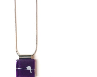 collier oiseau | mauve | oiseau sur fil | sur chaine en acier inoxydable | verre peint à la main par azurine