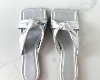 Sandalias planas cruzadas de cuero plateado / Zapatos planos minimalistas metalizados / Zapatos de verano para mujer
