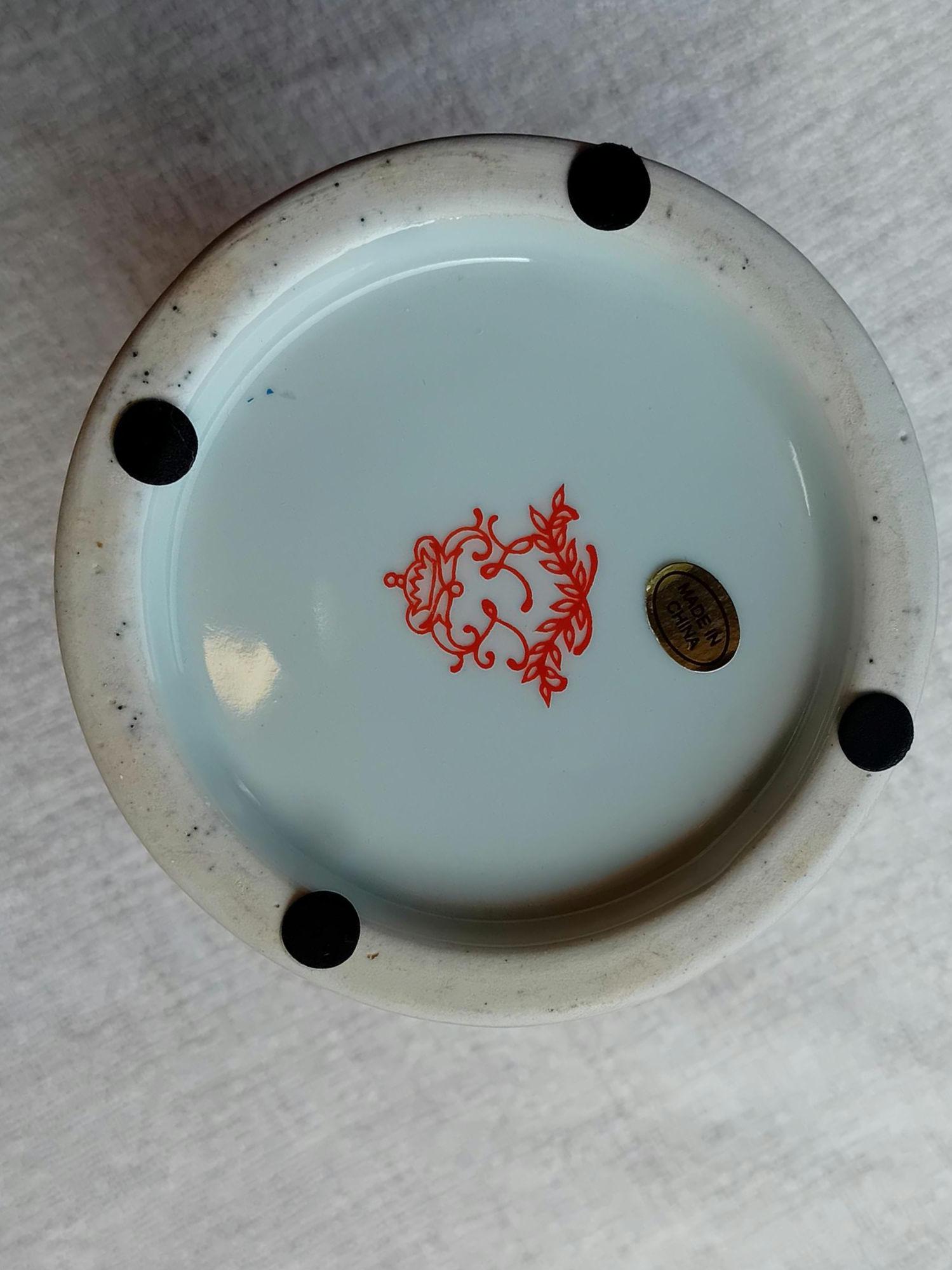 東洋の青と白のシノワズリ手描き装飾縦溝花瓶 - Etsy 日本