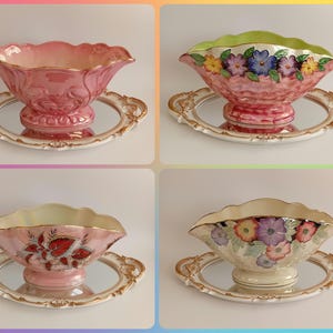 Pode incluir: Quatro tigelas decorativas de porcelana com bordas onduladas, em tons de rosa, creme e branco, cada uma com uma base de pedestal. Duas tigelas apresentam desenhos florais, as outras padrões em relevo. Cada tigela assenta numa bandeja espelhada com uma borda dourada ornamentada.